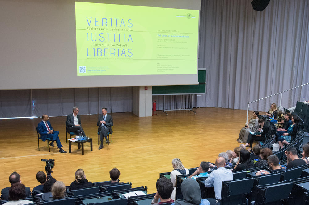 Vizepräsident der Freien Universität Klaus Mühlhahn und Florian Kohstall vom Center for International Cooperation diskutierten mit Joybrato Mukherjee und den anwesenden Gästen über die ethischen Grenzen grenzenloser Forschungsfreiheit.