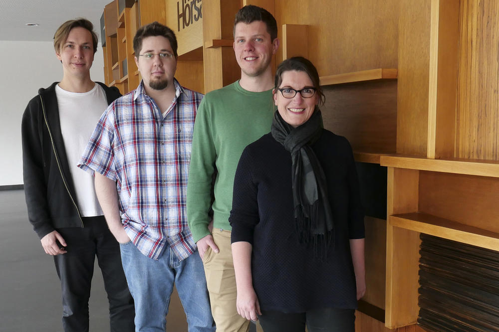 Oliver Etzold, Simon Rackow, Daniel Stöbener und die Professorin Marie Weinhart (v.l.n.r.) arbeiten an einer thermoresponsiven Beschichtung für Petrischalen.