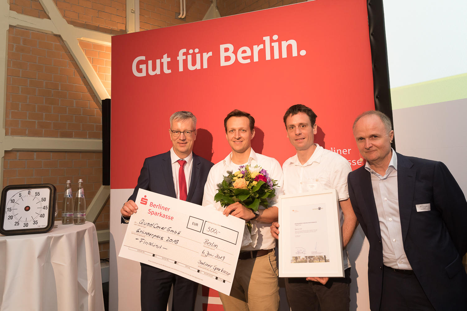 Günter M. Ziegler (l.) und Christan Segal (r.) zeichneten auch Matthias Nieser (2.v.r.) und Thomas Jablonski (2.v.l.) von Quadcover für die Finalteilnahme aus.