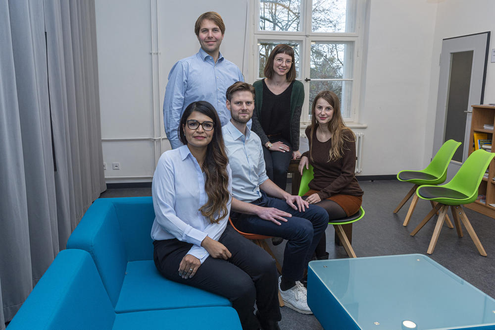 Starten aus Berlin-Dahlem in den digitalen Gesundheitsmarkt: Dr. Reem Alneebari, Oliver Welter, Tobias Seidl, Zeynep Ergin und Ekaterina Messchischwili (v.l.n.r.) von Nia Health.