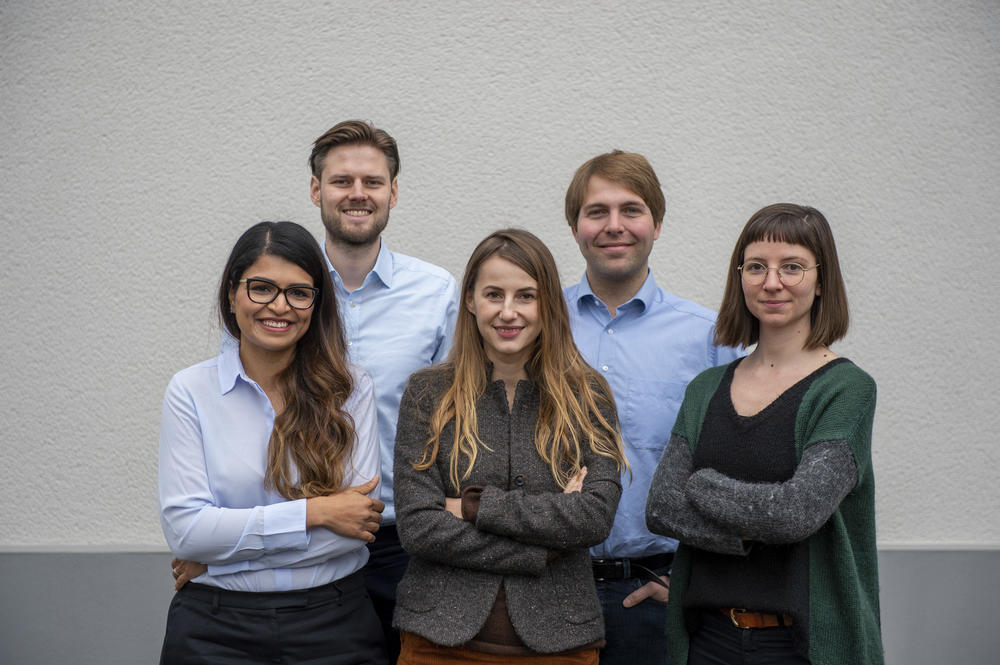 Dr. Reem Alneebari, Tobias Seidl, Ekaterina Messchischwili, Oliver Welter und Zeynep Ergin (v.l.n.r.) von Nia Health.