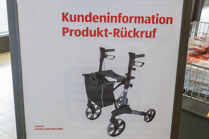 Gut gelöst: Produktrückruf durch ein großes Unternehmen, das mit einem Aufsteller im Laden darauf hinweist.