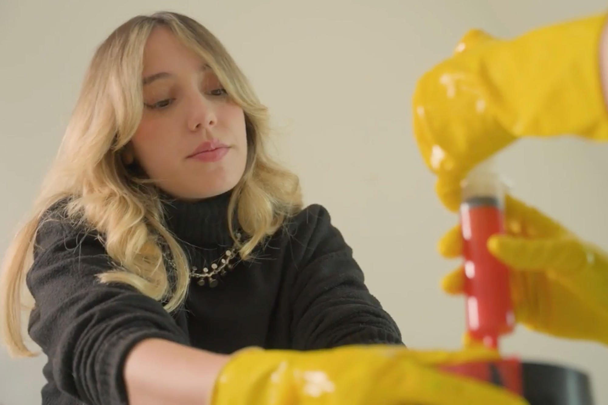 Mit ihrem Team CupGuard entwickelte Öykü einen auslaufsicheren Silikonüberzug für Trinkflaschen.