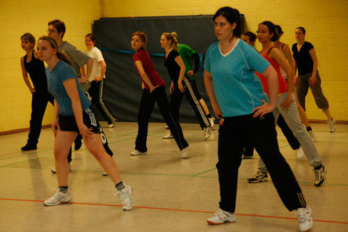Kursteilnehmerinnen bei den Aufwärmübungen