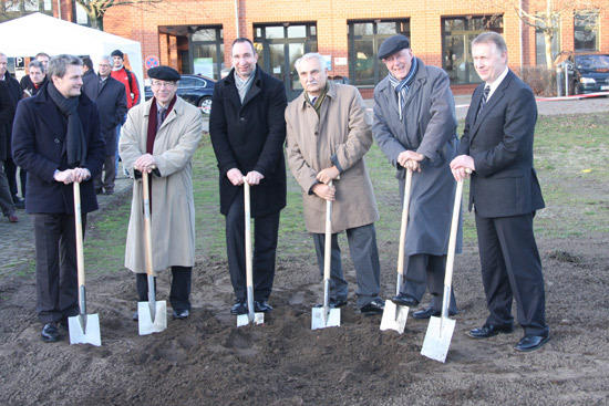 v.l.: Stefan Sinning, Henn Architekten, Wolfgang Mahnke, Senatsverwaltung für Wissenschaft und Forschung, Uwe Stäglin, u.a. Bezirksstadtrat; von der Freien Universität Kanzler Peter Lange, Präsident Dieter Lenzen und Dekan Leo Brunnberg