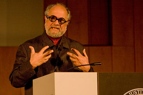 Bhabha griff in seinem Vortrag politische, philosophische, literarische und künstlerisch-ästhetische Aspekte der Identifikationsfindung auf