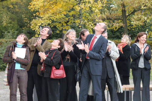 Mit Beifall begleiteten die Gäste die Enthüllung des neuen Namenzuges.