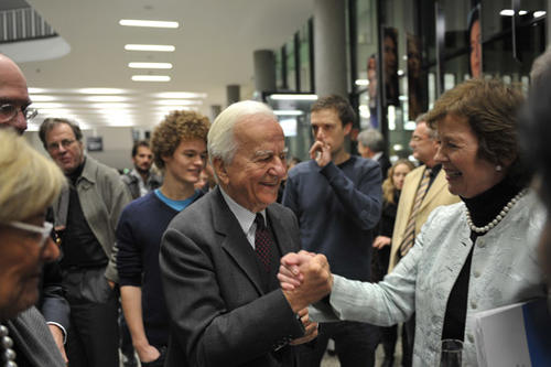 Ehemalige Staatsoberhäupter unter sich - Richard von Weizsäcker, Bundespräsident a. D. und Mary Robinson, frühere irische Präsidentin.