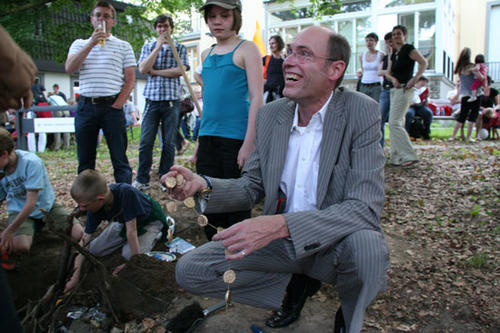 Bei der "Langen Nacht der Wissenschaften" legte Peter-André Alt im Garten des TOPOI-Gebäudes die "Amtskette" des Präsidenten frei.