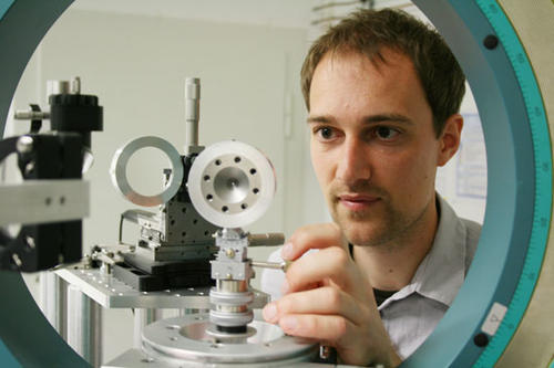 Der Nachwuchsforscher und Geowissenschaftler Hauke Markquardt wird für seine Doktorarbeit über atomare Schallwellen in den Tiefen des Erdmantels mit dem Deutschen Studienpreis ausgezeichnet.