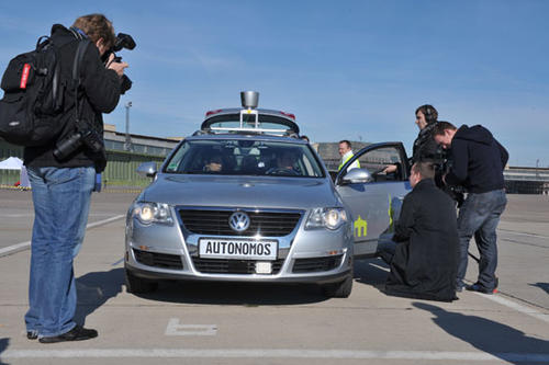 Denken und lenken - die Robotik-Experten der Freien Universität präsentierten vor internationaler Presse ihr Fahrzeug.