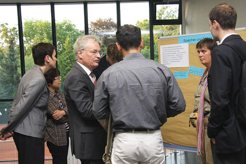Im Gespräch mit Bürgern: Professor Martin Jänicke beantwortet Fragen von interessierten Teilnehmern der Bürgerwerkstatt.