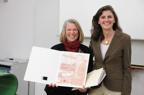 Nancy Fraser ist zum Einstein-Visiting Fellow am John-F.-Kennedy-Institut ernannt worden. Die Urkunde überreichte Dr. Marion Müller, Leiterin der Geschäftsstelle der Einstein Stiftung Berlin.