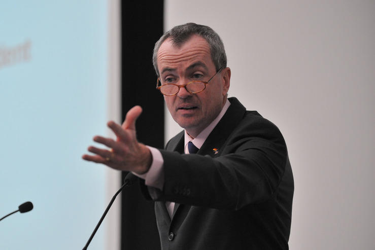 Januar:  Zum Amtsantritt des US-Präsidenten Kennedy vor 50 Jahren hatten US-Botschafter Philip D. Murphy und die Freie Universität zur Feierstunde geladen. „Wer war damals dabei, als Kennedy Berlin besuchte?", wollte Murphy vom Publikum wissen…