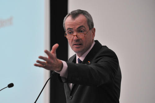 Januar: Zum Amtsantritt des US-Präsidenten Kennedy vor 50 Jahren hatten US-Botschafter Philip D. Murphy und die Freie Universität zur Feierstunde geladen. „Wer war damals dabei, als Kennedy Berlin besuchte?", wollte Murphy vom Publikum wissen…