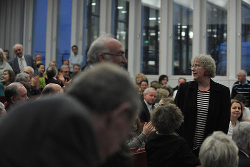 … und unter dem Beifall der anderen Zuhörer erhoben sich ein Dutzend Menschen, die sich heute noch sehr gut an den Kennedy-Besuch erinnern.