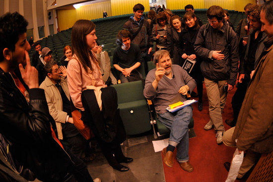 Nach dem Vortrag scharte sich ein Kreis Interessierter um Slavoj Žižek.