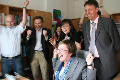 Die Graduiertenschule Ostasienstudien hat es geschafft. Jubel bei Eric J. Ballbach, Dr. Hannes B. Mosler, Daniela Claus, Dr. Eun-Jeung Lee, Dr. Verena Blechinger-Talcott, Kai Schulze und Dr. Klaus Mühlhahn. (v.l.n.r.)