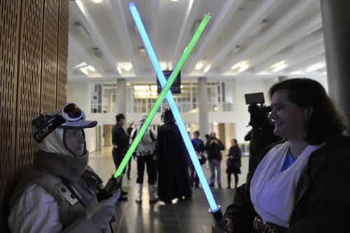 Stilecht mit Laserschwert: Luke Skywalker im Eiswüsten-Kostüm mit seinem Lehrmeister Obi-Wan Kenobi am Eingang zum Max-Kade-Auditorium.