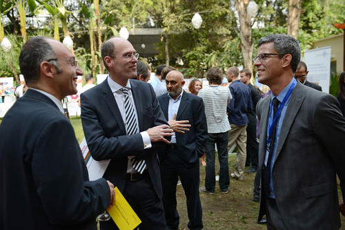 Universitätspräsident Prof. Dr. P.-A. Alt (M.) im Gespräch mit Dr.Tariq Tawfiq (l.), Ägyptologe an der Cairo University, und Dr. Florian Kohstall, Leiter des Verbindungsbüros der Freien Universität in Kairo.