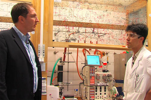 Wissenschaftler um den Chemiker Peter Seeberger (li.) können <a href="www.fu-berlin.de/campusleben/forschen/2012/120117_malaria">Malaria-Medikamente </a>bald kostengünstiger herstellen.