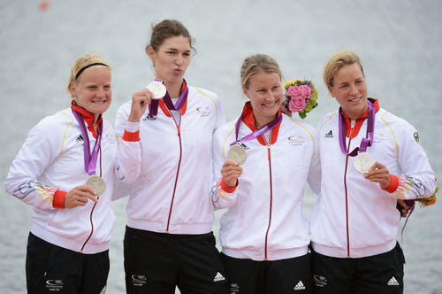 Julia Richter ( 2.v.l.), Studentin der Freien Universität, holte bei den Olympischen Spielen in London mit ihren Mannschaftskolleginnen die Silbermedaille im Ruder-Doppelvierer.