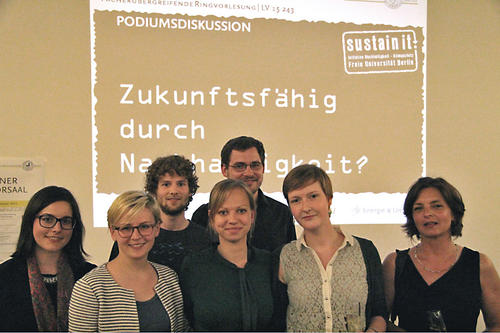 Das Team von SUSTAIN IT: (vorne v.l.) Karoline Steinbacher, Kyra Ksinzyk, Marie Schröter, Raissa North, Karola Braun-Wanke, (hinten v.l.) Felix Große-Kreul, David Ziegler