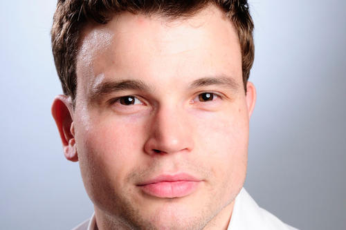 Thomas Grohmann hat seine Dissertation über das Thema „Theoretische Untersuchungen zur Quantendynamik der Kernspinisomere nicht-linearer Moleküle“ geschrieben.