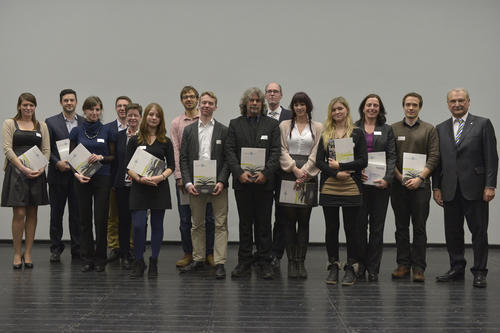 Die Deutschlandstipendiaten, die zum ersten Mal eine Förderung erhalten, zusammen mit ihren Förderern sowie Universitätspräsident Professor Peter-André Alt (Mi. hi.) und Kanzler Peter Lange (re.).