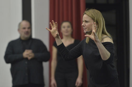 Improvisationstalente: Mit ausdrucksstarker Gestik und Mimik trug das Schauspiel-Trio "Theatersport Berlin" aus dem Stehgreif Gedichte zum Thema Stipendien auf.