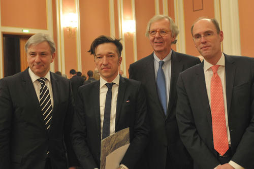 Im Februar wurde der Autor <a href= http://www.fu-berlin.de/campusleben/campus/2013/130228_literaturpreis/index.html/>Lukas Bärfuss</a> mit dem Berliner Literaturpreis geehrt und auf die Heiner-Müller-Gastprofessur berufen.