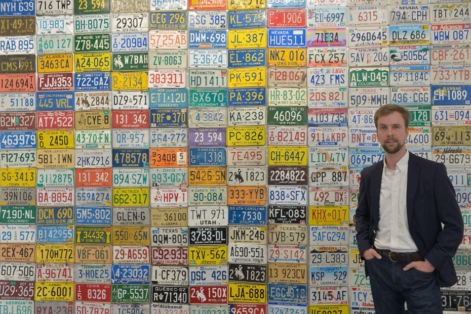 Alumnus Uli Finkenbusch vermacht seine Sammlung nordamerikanischer <a href=http://www.fu-berlin.de/campusleben/lernen-und-lehren/2013/131018_autonummernschilder>Pkw-Nummernschilder</a> dem John-F.-Kennedy-Institut.