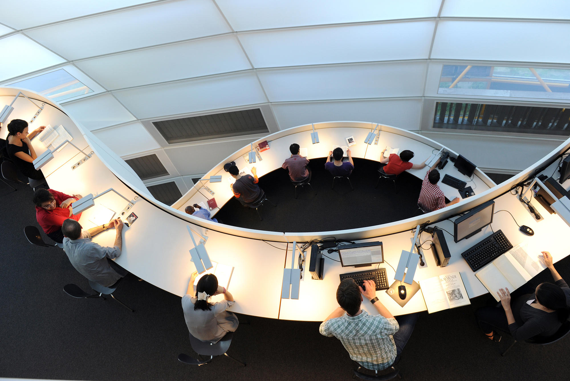 Vor zehn Jahren wurde die Philologische Bibliothek vom Architekturbüro Foster gebaut. Sie vereint zahlreiche philologische Einzelbibliotheken.