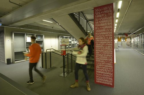 Werke des Zeichen-Künstlers Axel Malik zieren die Philologische Bibliothek. Ihres zehnten Geburtstags wurde mit einer Festveranstaltung gedacht.
