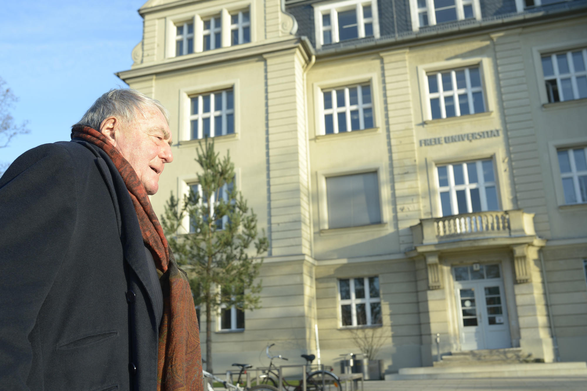 Ein kleiner Gang über den Dahlemer Campus führte Claude Lanzmann an die Boltzmannstraße 3, einen Ort, den er aus seiner Zeit an der Freien Universität noch gut kannte.
