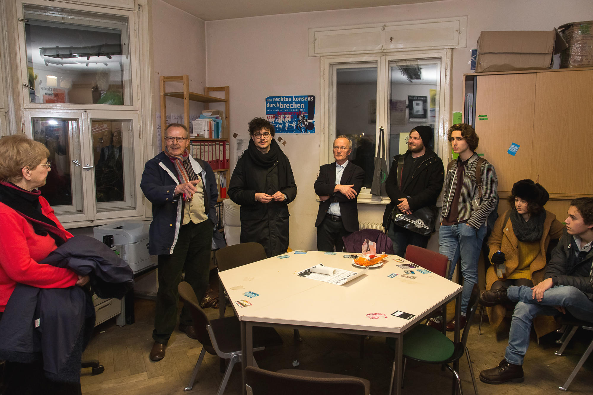 Der frühere AVL-Student Walter Kreipe zeigte Besuchern den Seminarraum im ehemaligen Seminar für AVL, damals Kiebitzweg 23, heute die Asta-Villa in der Otto-von-Simson-Straße 23.