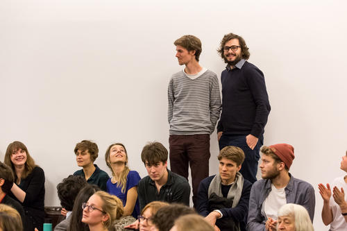 Jonas Mitbeth und Benjamin Schlodder (stehend) aus der Ausstellungsgruppe freuten sich über den großen Zulauf bei der Jubiläumsfeier.