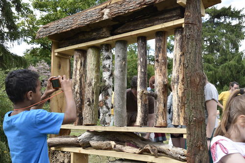Das Holz für das Wildbienenhotel stammt aus einer Försterei am Wannsee.