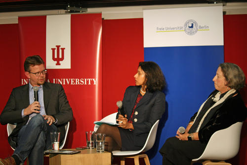 In Kreuzberg diskutierten die Politikwissenschaftler Christian Lammert (li.) von der Freien Universität und Jean C. Robinson (re.) von der Indiana University Bloomington mit Moderatorin Sudha David-Wilp (Mitte) vom German Marshall Fund.