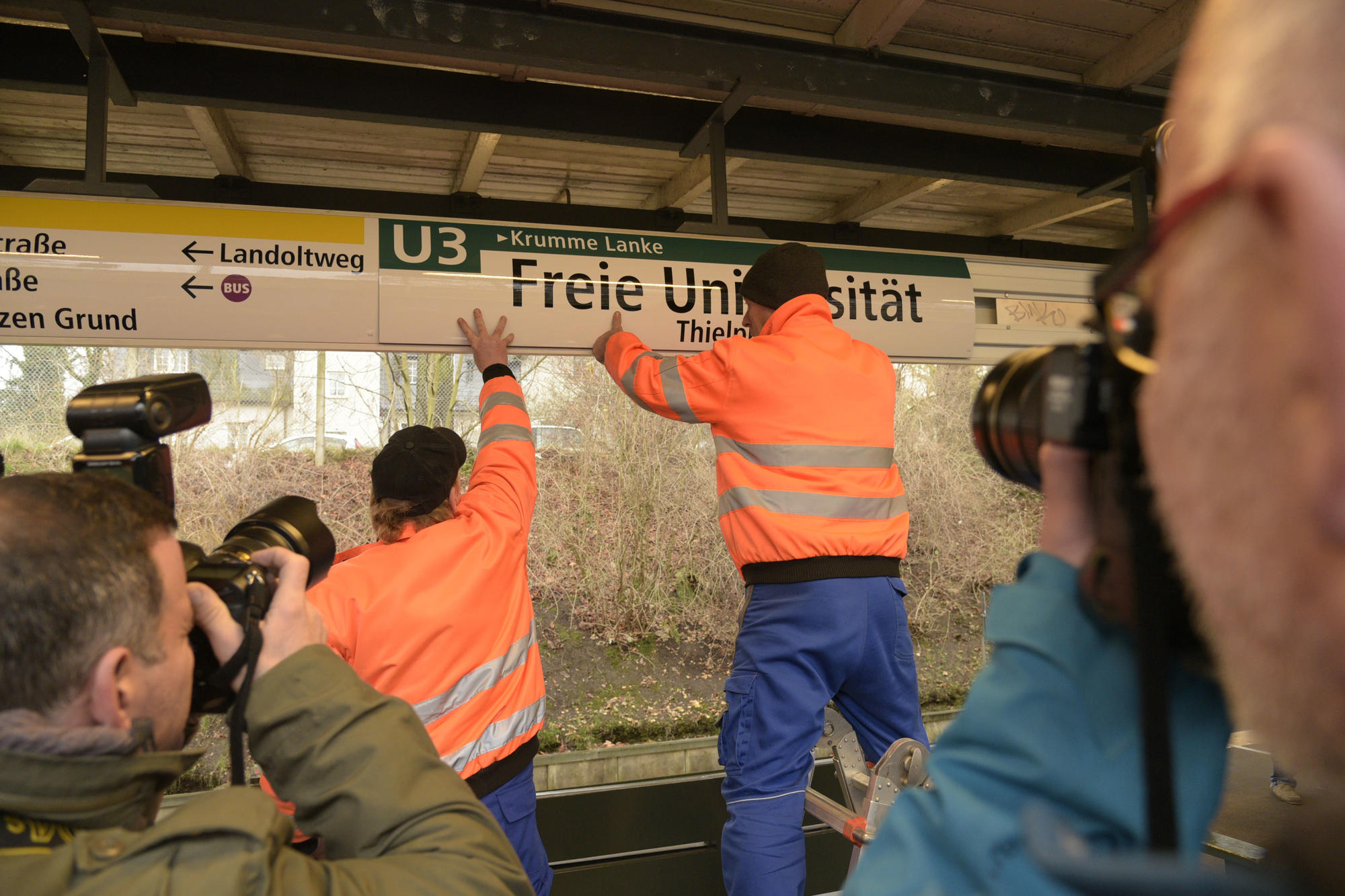 Namensgebung vor Publikum: Journalisten hielten die Umbenenennung in Wort und Ton fest.