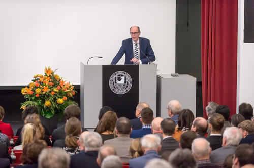 Zahlreiche Gäste kamen, um am 6. Dezember, zwei Tage nach dem Gründungstag der Freien Universität, den Geburtstag der Hochschule zu feiern.
