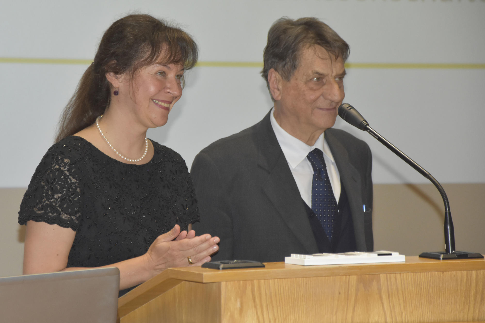 Dekanin Professorin Claudia Olk verlieh Claudio Magris die Ehrendoktorwürde des Fachbereichs Philosophie und Geisteswissenschaften