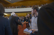Standing Ovations für Senator Sanders, der zum Abschied viele Hände zu schütteln hatte.