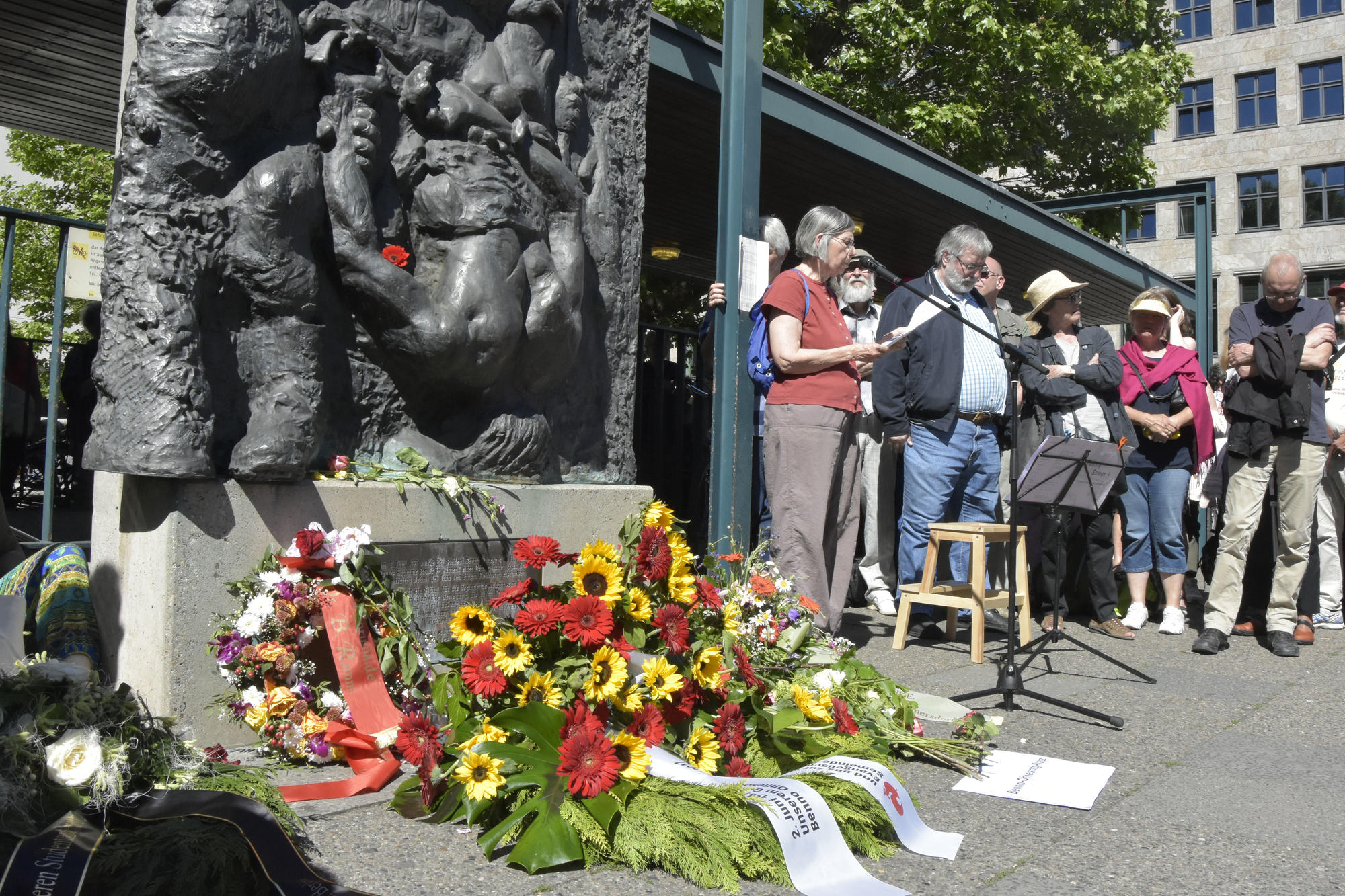 Zu der Gedenkfeier für Benno Ohnesorg hielt auch Gretchen Klotz-Dutschke, Witwe des an den Folgen eines Anschlags gestorbenen Studentenführers Rudi Dutschke, eine Rede.