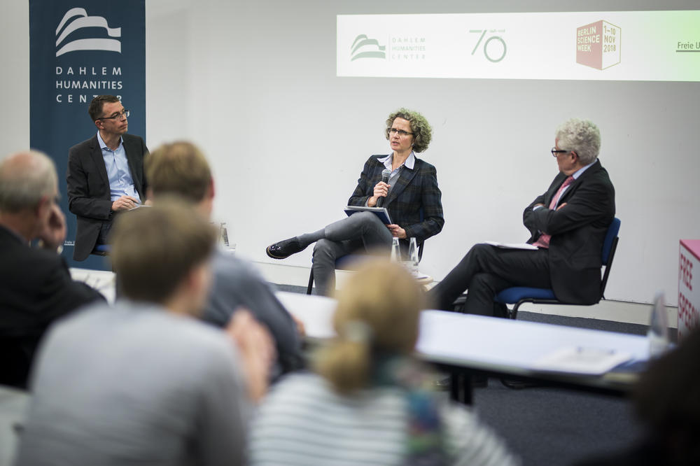 Von links nach rechts: Prof. Dr. Paul Nolte (Freie Universität Berlin), Prof. Dr. Jessica Gienow-Hecht (Freie Universität Berlin), die die Diskussion moderierte, und Prof. Dr. R. Jay Wallace (University of California, Berkeley)