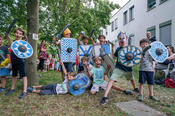 Auf sie mit Gebrüll: Im Topoi-Haus wurden mit Holzschwertern und Plastik-Schilden alte Schlachten nachgespielt.
