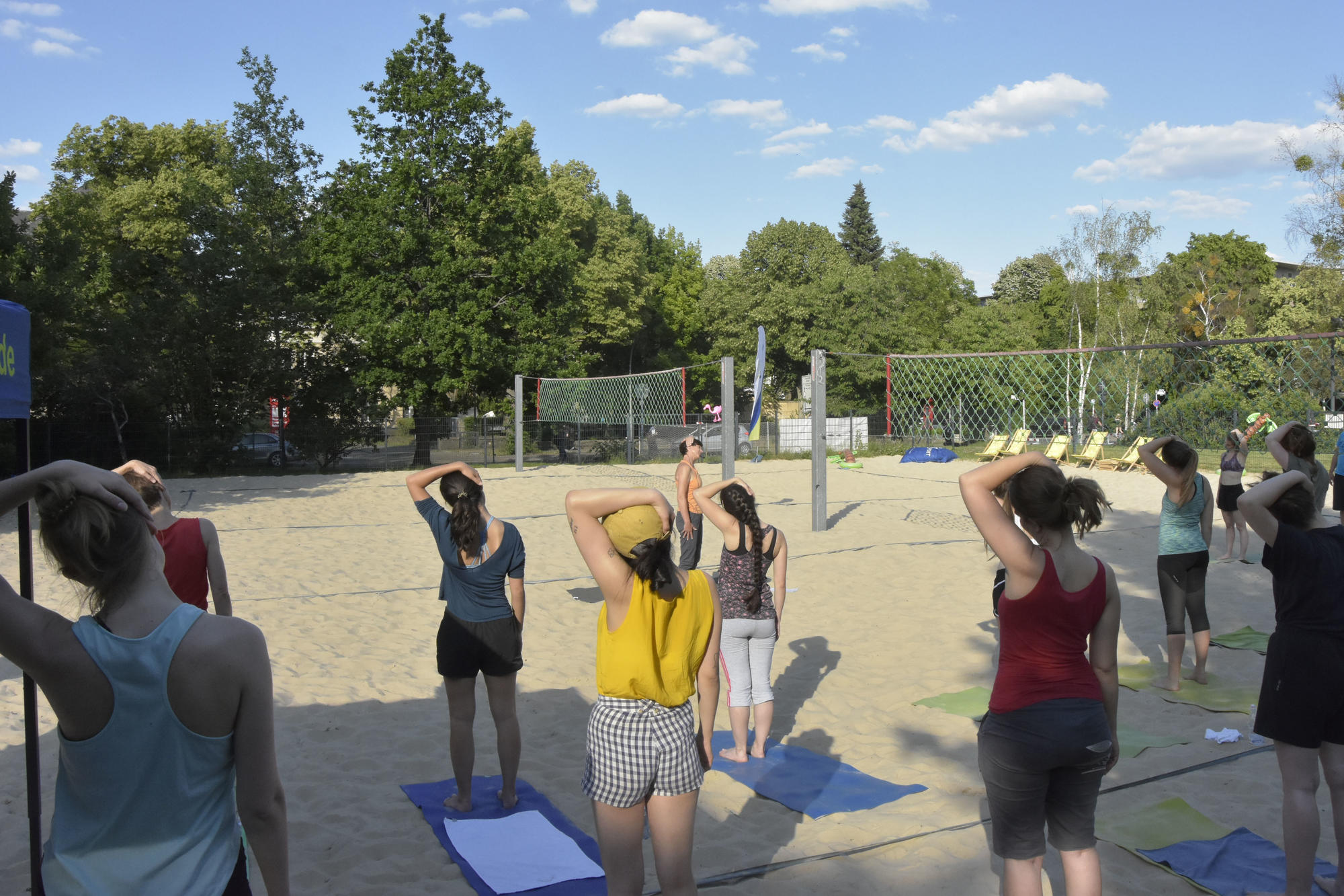 Und das gab's auch: Entspannen beim tibetischen Sonnenyoga.
