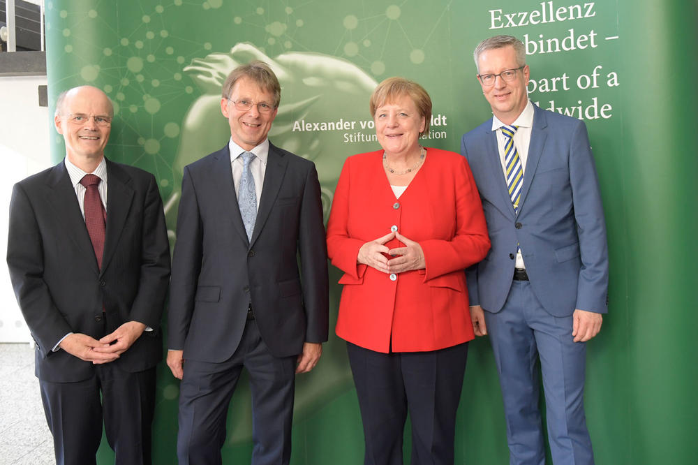 (v. l. n. r.): Enno Aufderheide, Generalsekretär der Humboldt-Stiftung, AvH-Präsident Hans-Christian Pape, Bundeskanzlerin Angela Merkel und Günter M. Ziegler, Präsident der Freien Universität Berlin