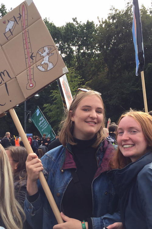 Lisa Enigk (links) studiert Betriebwirtschaftslehre an der Freien Universität, sie engagiert sich, wie ihre Freundin Anne, bei FridaysforFuture.