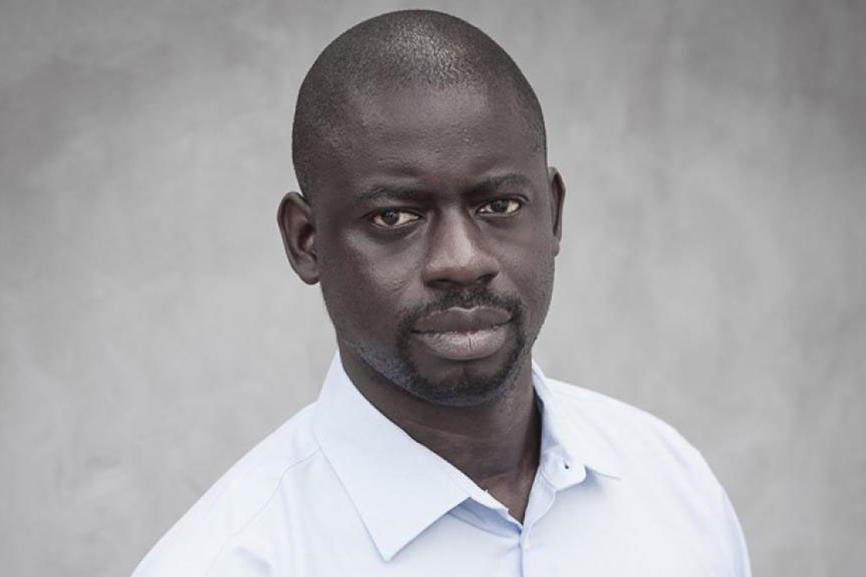 In seinem Manifest „Afrotopia“, das 2019 in deutscher Übersetzung erschienen ist, fordert Felwine Sarr eine wirkliche Entkolonialisierung Afrikas.